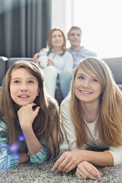 Счастливая семья смотрит телевизор — стоковое фото