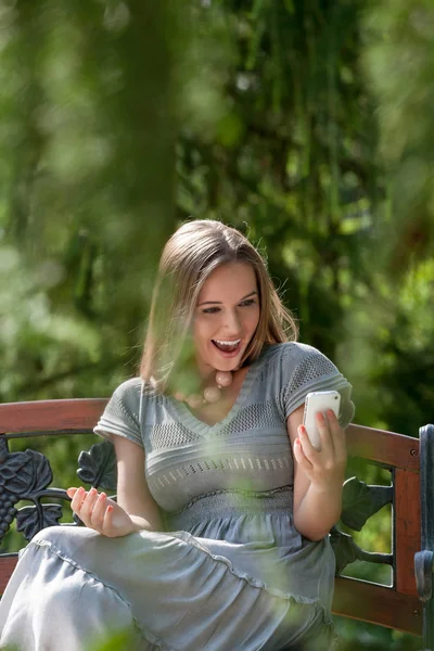 Mujer leyendo mensaje de texto —  Fotos de Stock