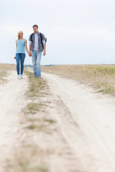 Couple walking on trail — Stock Photo, Image