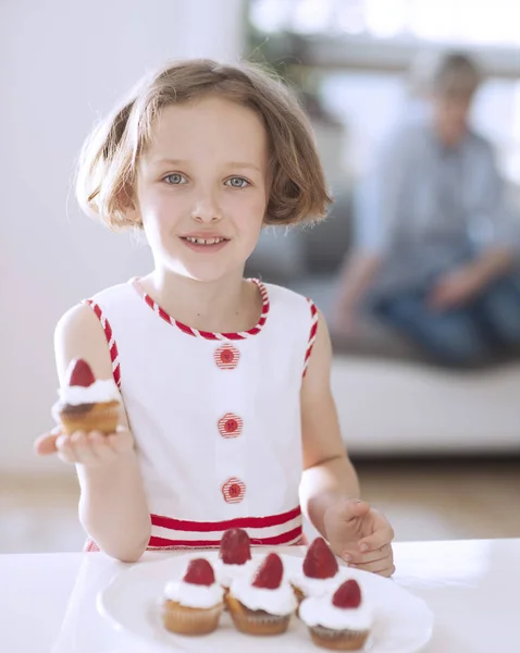 Chica sosteniendo cupcake — Foto de Stock