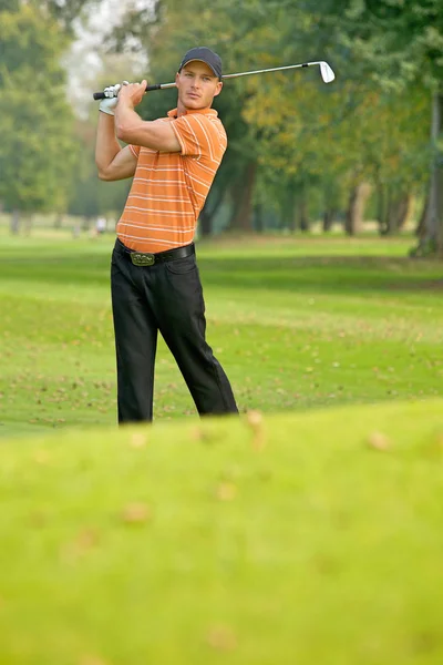 男子挥动高尔夫球杆 — 图库照片