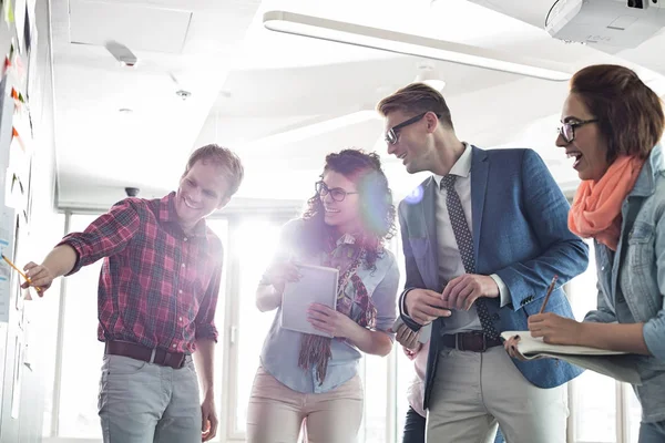 Businessman explaining to colleagues — Stock Photo, Image