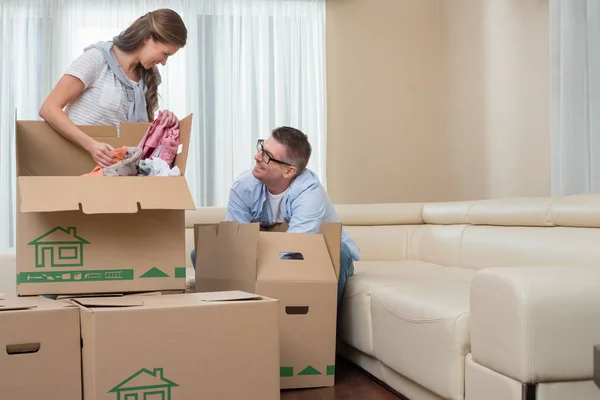 Couple unpacking cardboard boxes — Stock Photo, Image