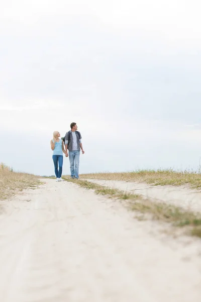 Couple walking on trail — Stock Photo, Image