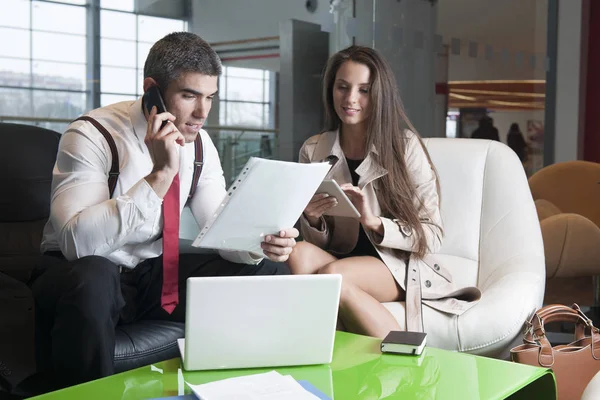 Empresario y empresaria en reunión — Foto de Stock