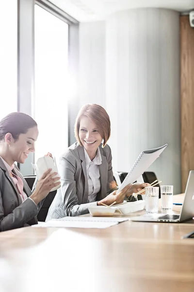 Mujeres de negocios almorzando en oficina — Foto de Stock