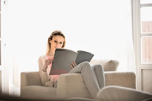 美丽的女人阅读杂志 — 图库照片