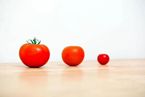 Cherry tomaten in rij — Stockfoto