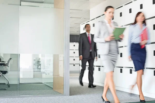 Businesswomen and businessman walking in office — Stock Photo, Image