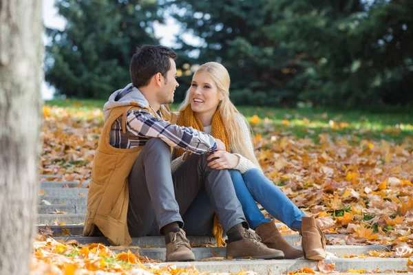 Pareja feliz comunicándose en los pasos —  Fotos de Stock