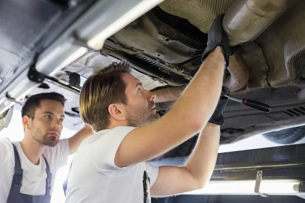 Mannelijke reparatie werknemers onderzoeken auto — Stockfoto