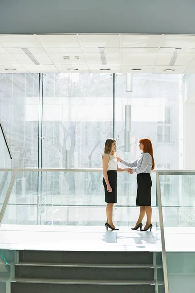 Businesswomen shaking hands — Stock Photo, Image