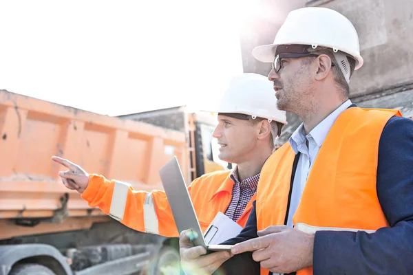 Il supervisore mostra qualcosa al collega — Foto Stock