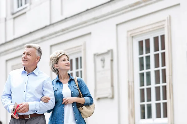 Sonriente pareja de mediana edad —  Fotos de Stock