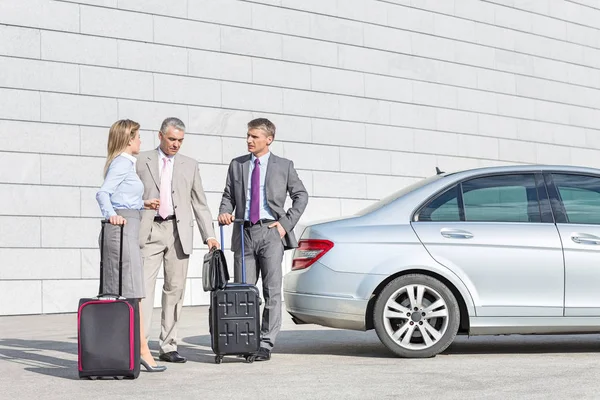 Empresarios con equipaje discutiendo — Foto de Stock