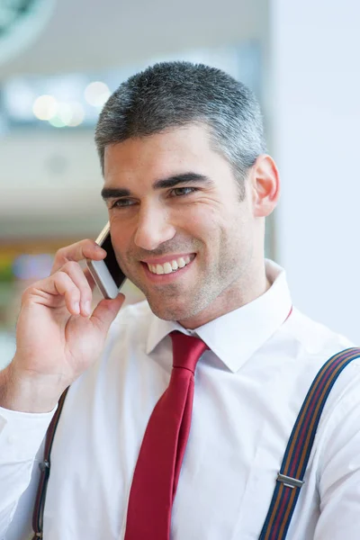 Affärsman talar på mobiltelefon — Stockfoto