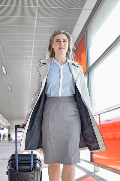 Junge Geschäftsfrau mit Gepäck — Stockfoto