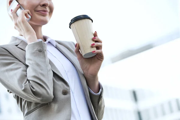 Femme d'affaires tenant tasse jetable — Photo