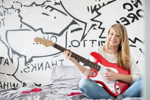 Ragazza che suona la chitarra in camera da letto — Foto Stock