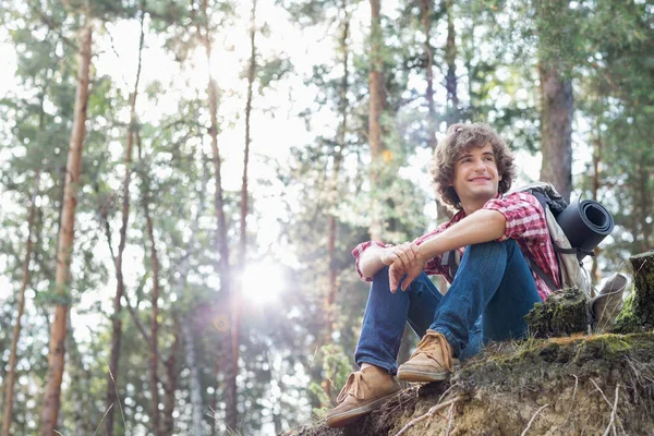 Männlicher Wanderer schaut weg — Stockfoto