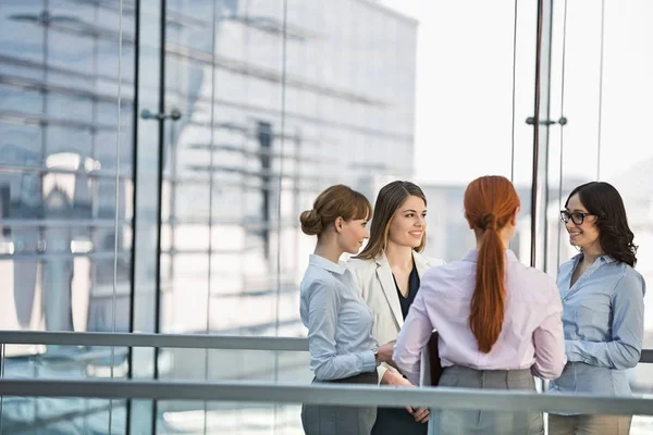 Donne d'affari che conversano in ufficio — Foto Stock