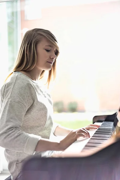 Nastolatka, gra na fortepianie — Zdjęcie stockowe