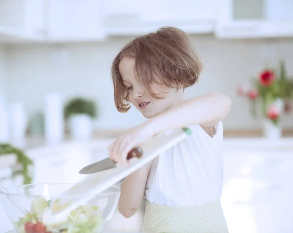 Chica colocando lechuga en ensaladera — Foto de Stock