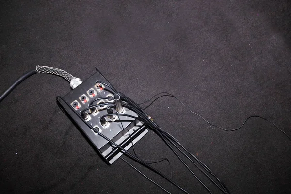 Kabel an Stromkasten befestigt — Stockfoto