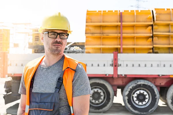 Doordachte architect permanent tegen vrachtwagen — Stockfoto