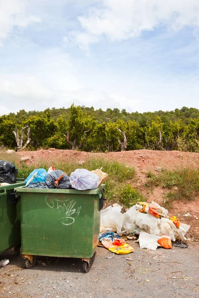 Poubelles débordantes avec ordures — Photo