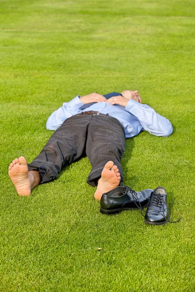 Podnikatel relaxace v parku — Stock fotografie