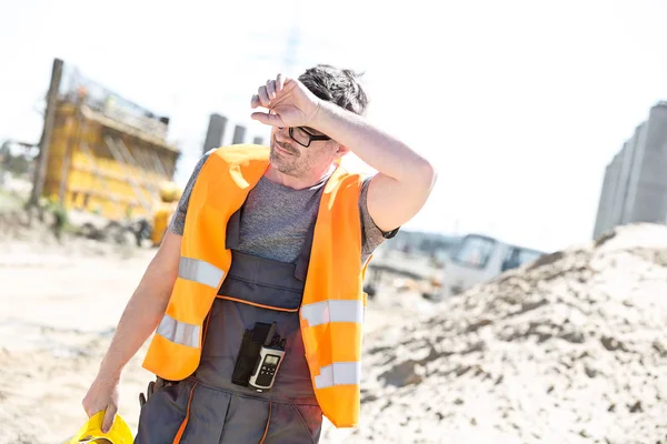Yorgun inşaat işçisi — Stok fotoğraf
