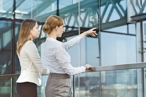 Businesswoman showing something to colleague — Stock Photo, Image