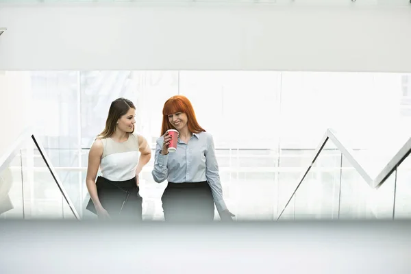 Empresárias tomando café — Fotografia de Stock