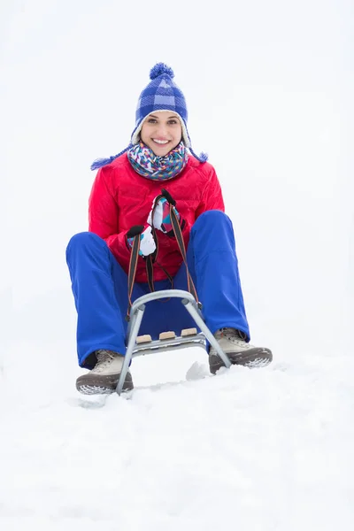 Gelukkige vrouw geniet sled ride — Stockfoto