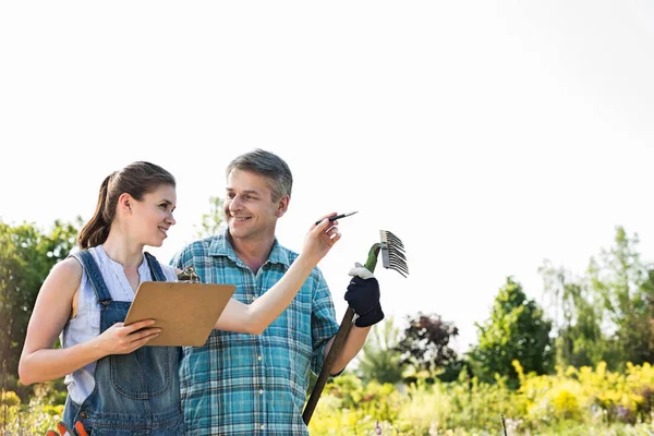 Feliz supervisor femenino con jardinero — Foto de Stock