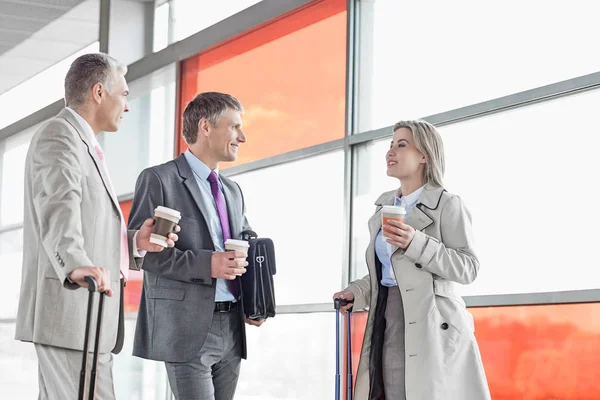 Geschäftsleute mit Kaffeetassen im Gespräch — Stockfoto