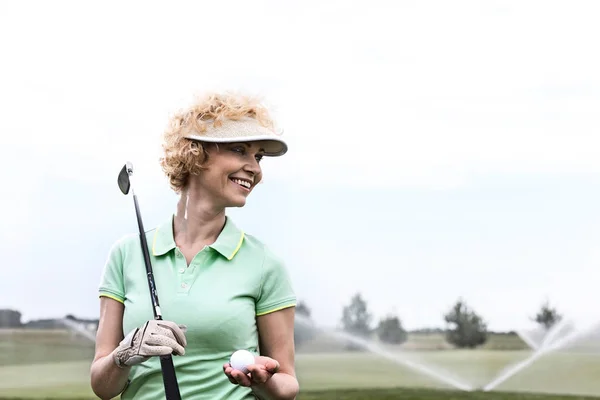 Mujer feliz de mediana edad en el campo de golf — Foto de Stock