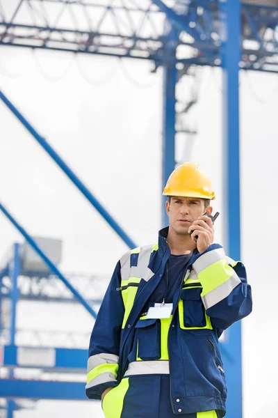 Trabajador masculino usando walkie-talkie — Foto de Stock