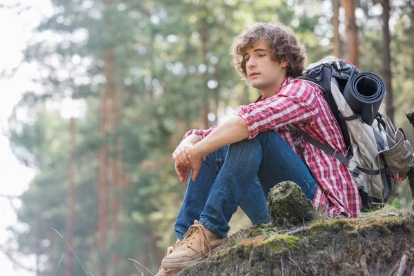 Mochilero masculino relajándose en el acantilado —  Fotos de Stock