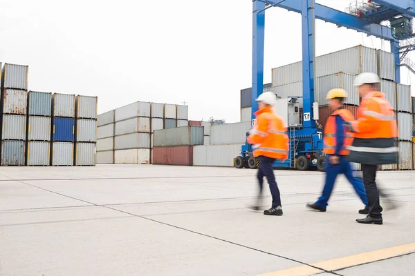 Arbeiter laufen in Werft — Stockfoto