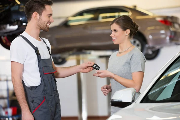 Reparateur auto sleutel geven vrouw — Stockfoto