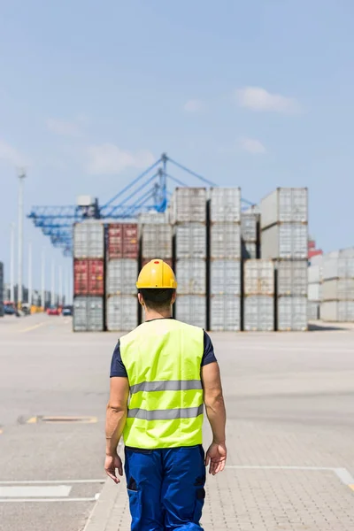 Worker walking in shipping yard — Stock Photo, Image