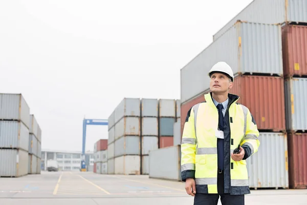 Man holding walkie-talkie — Stock Photo, Image