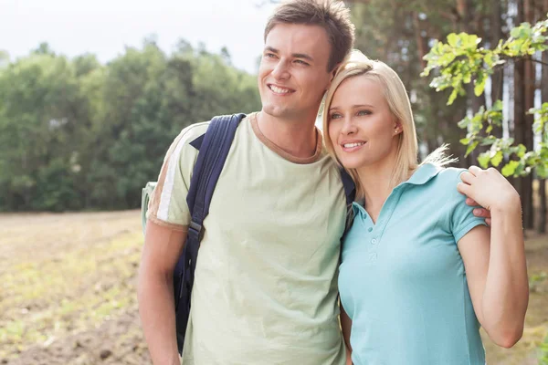Man with woman in forest — Stock Photo, Image