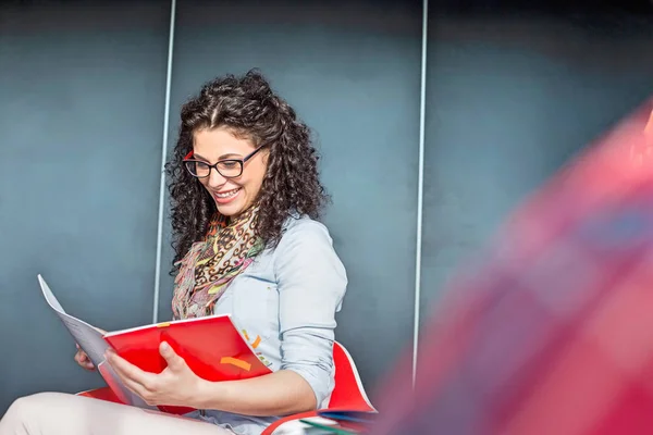 Счастливая деловая женщина читает книгу — стоковое фото