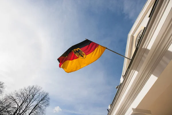 Niemieckie flagi na budynku — Zdjęcie stockowe
