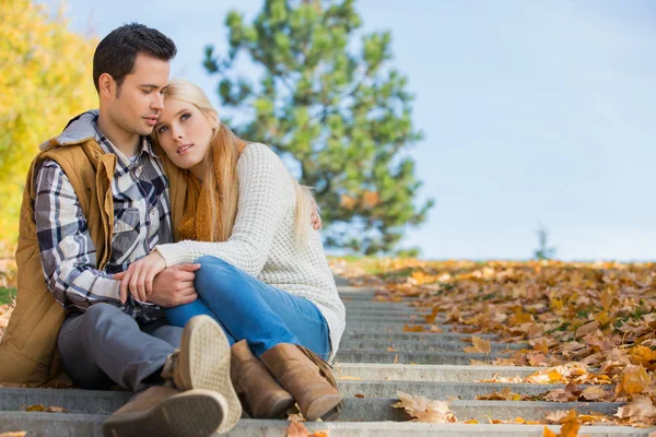 Älskande par som sitter på stegen — Stockfoto