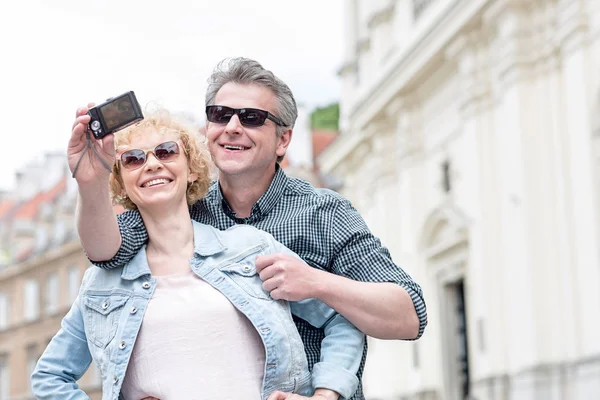 Mutlu bir orta yaşlı çift alarak selfie — Stok fotoğraf
