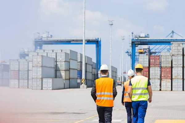 Workers walking in shipping yard — Stock Photo, Image